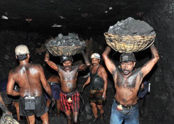 8. Thợ mỏ. Có hàng tá mối nguy hiểm luôn rình rập những thợ mỏ, chẳng hạn như: sập hầm mỏ, nổ khí ga, rò rỉ chất hoá học, điện giật hoặc hoả hoạn.