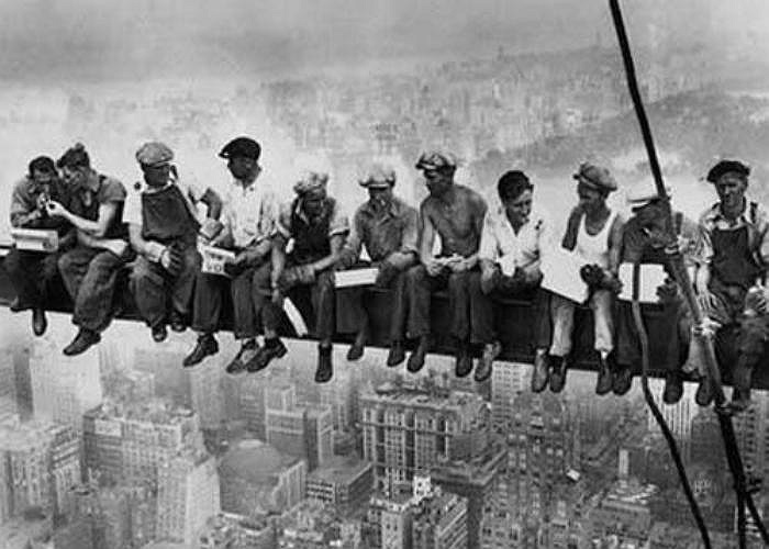 9. Công nhân xây dựng. Những công nhân làm việc ở các công trường cao chót vót là những người có thể chịu đựng được độ cao tốt. Nhưng chỉ một chút sơ sẩy, họ có thể rơi xuống đất tử vong, cùng nhiều tai nạn khác.