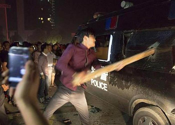 10. Cảnh sát chống bạo động. Là một đơn vị thuộc nhà nước, những cảnh sát chống bạo động luôn đối mặt với nguy hiểm cho dù đó là thời bình hay thời chiến.