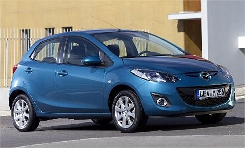 'Người anh em' của Mazda 3, chiếc Mazda 2 cũng có mức tiêu thụ xăng tương tự, ở 3,3 lít/100 km. Điều đặc biệt là xe không hề sử dụng công nghệ nén khí turbo hay bất kỳ một công nghệ hybrid nào. Con số đáng kinh ngạc này có được nhờ khối động cơ 1,3 l