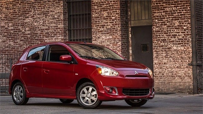 Mitsubishi Mirage 2014 của hãng Mitsubishi là mẫu xe máy xăng, không thuộc dòng hybrid, tiết kiệm nhiên liệu nhất tại thị trường Mỹ hiện nay. Mức tiêu thụ nhiên liệu là 5,35 lít/100 km xa lộ và 6,36 lít/100 km nội thành đối với phiên bản CVT và 6,92 