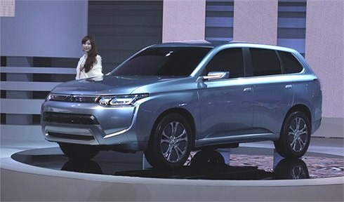 Mitsubishi concept PX-MiEV II trang bị động cơ xăng dung tích 2 lít và thêm 2 động cơ điện, đạt mức tiêu thụ 1,7 lít cho 100 km. Xe có chế độ vận hành tiếp kiệm, pin không những được nạp điện năng từ động cơ xăng, mà còn từ mạng điện lưới, hệ thống c