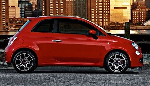 Fiat 500 Hatchback với động cơ 1,4 lít 4 xi-lanh thẳng hàng cũng chỉ 'ăn' 6,4 lít/100 km đối với đường đô thị và 4,9 lít/100 km đối với đường trường. 