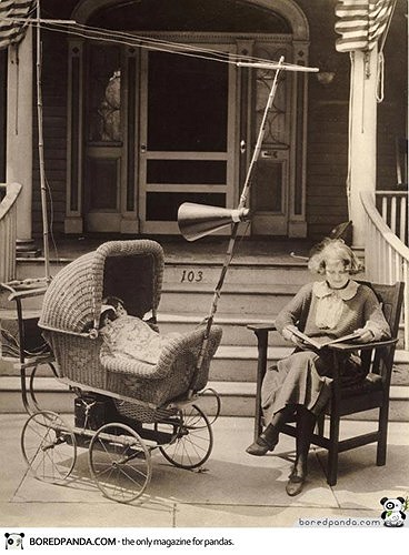 In 1921, American inventors invented the radio stroller, making it convenient for housewives to keep up with the news.