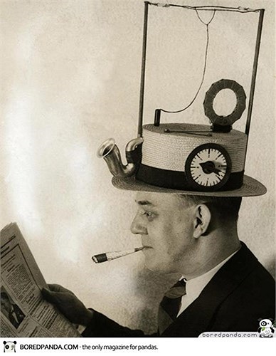 Interesting invention in America in 1931, a hat that can be worn while listening to the radio.