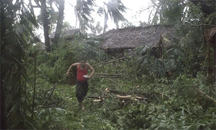 Bão Nargis vào ngày 3/5/2008 tấn công miền nam Myanmar, làm 138.000 người chết ở Đồng bằng Irrawaddy. Trong ảnh, một người chạy trú bão ở Yangon. Ảnh: AP