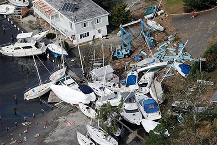 Siêu bão Sandy hồi tháng 10/2012 tấn công các nước Trung Mỹ trước khi đổ bộ vào bờ đông nước Mỹ, làm gần 200 người thiệt mạng. Bức ảnh chụp từ trên cao cho thấy các canô chồng lên nhau bên bờ biển New Jersey sau cơn bão. Ảnh: AP