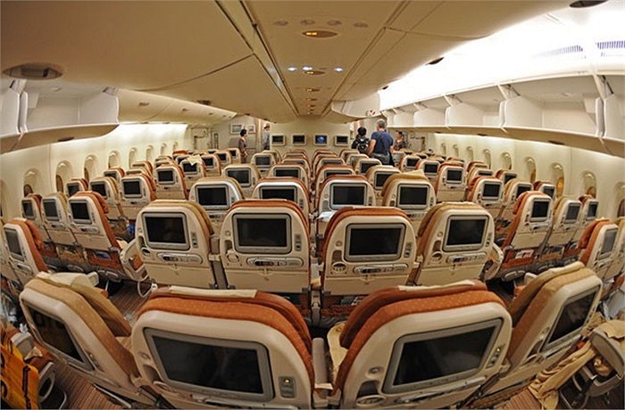 Được mệnh danh là siêu máy bay chở khách, thiết kế A380 cho thấy khoang chính của nó là cực kỳ rộng rãi, gấp đôi so với một chiếc A320 thông thường.