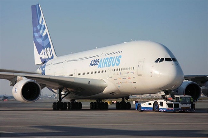 Nằm trong kế hoạch phát triển đội bay đến năm 2020, Vietnam Airlines dự định mua thêm cả siêu máy bay chở khách A380-800. Airbus A380 - còn được gọi là 'khách sạn bay 5 sao', được xem là máy bay chở khách lớn nhất và hiện đại nhất thế giới hiện nay 