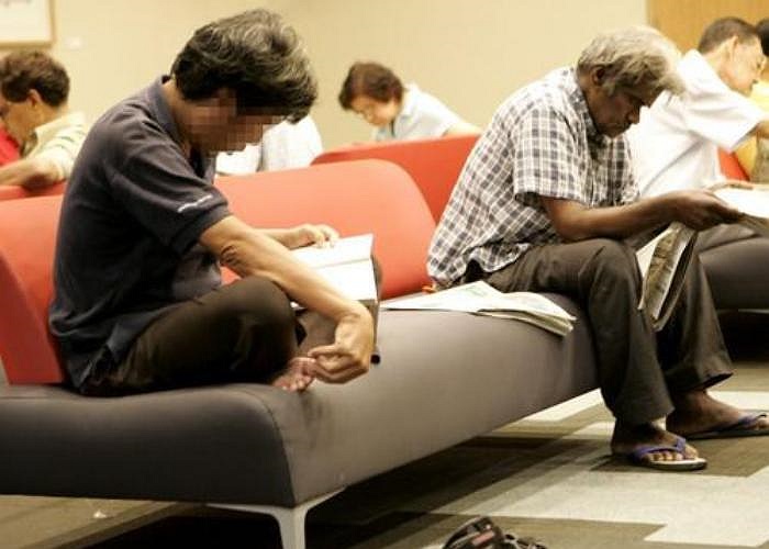 1. Ngồi co chân ở cơ quan là một trong những hành động cho thấy bạn là một người thiếu lịch sự, gây mất cảm tình với các đồng nghiệp, đặc biệt là các sếp.