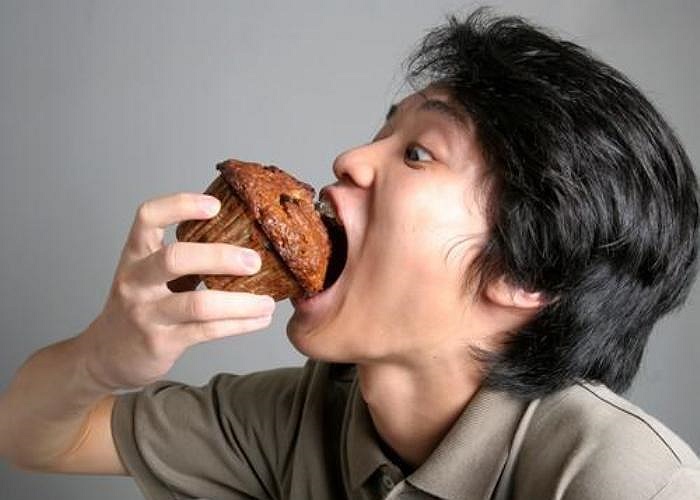 12. Ăn uống ngồm ngoàm. Nhiều người sẽ tụ lại nói xấu bạn nếu một lúc nào đó họ trông thấy bạn ăn uống một cách ngồm ngoàm, thiếu tế nhị.