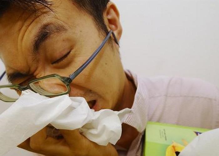 3. Hỉ mũi to suốt ngày. Nếu bạn bị bệnh thì nên về nhà và nghỉ ngơi, thay vì ở cơ quan và hỉ mũi liên tục. Âm thanh của hỉ mũi có thể gây khó chịu cho các đồng nghiệp của bạn.