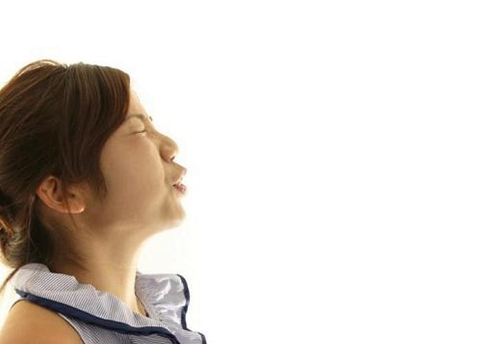 4. Ho và hắt hơi không che miệng. Những mầm bệnh từ miệng của bạn rất có khả năng theo gió di chuyển và lây truyền sang người khác nếu bạn ho và hắt hơi mà không che miệng.