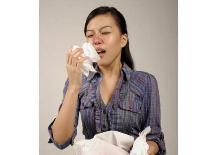 5. Ho và hắt hơi vào mặt người khác. Đây là một điều tối kỵ ở chốn đông người. Nếu bạn cảm thấy mắc ho hay hắt hơi, hãy đi tìm một chỗ nào vắng vẻ.