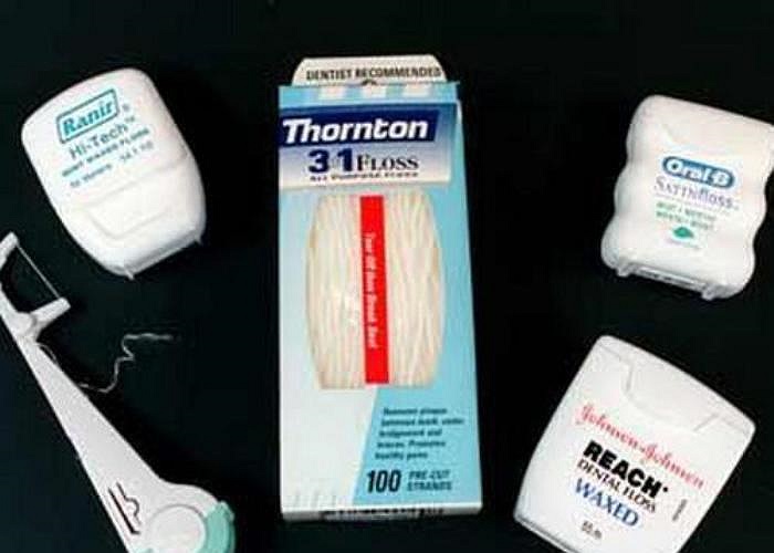 8. Dùng chỉ tơ nha khoa. Không ai muốn biết hay quan tâm bạn đã ăn gì trong bữa ăn. Do đó, nếu cần dùng đến biện pháp chỉ tơ nha khoa, bạn nên về nhà hoặc làm nó trong phòng tắm.