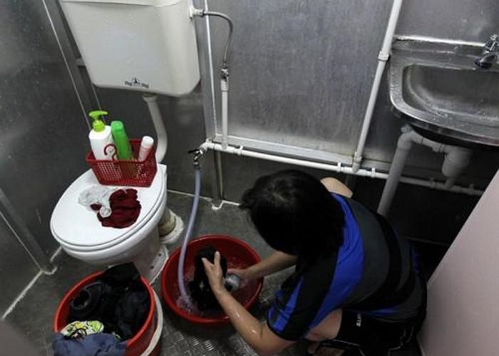 9. Giặt quần áo. Sẽ là hơi vô duyên nếu bạn đem một mớ quần áo dơ vào cơ quan giặt, rồi phơi đầy nhà vệ sinh. 