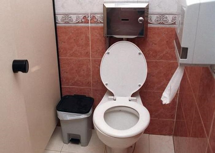 10. Không ấn xả bồn cầu. Nếu đồng nghiệp hoặc sếp bắt gặp bạn quên xả nước bồn cầu sau khi sử dụng, họ sẽ có một ý nghĩ hoàn toàn xấu về bạn. 