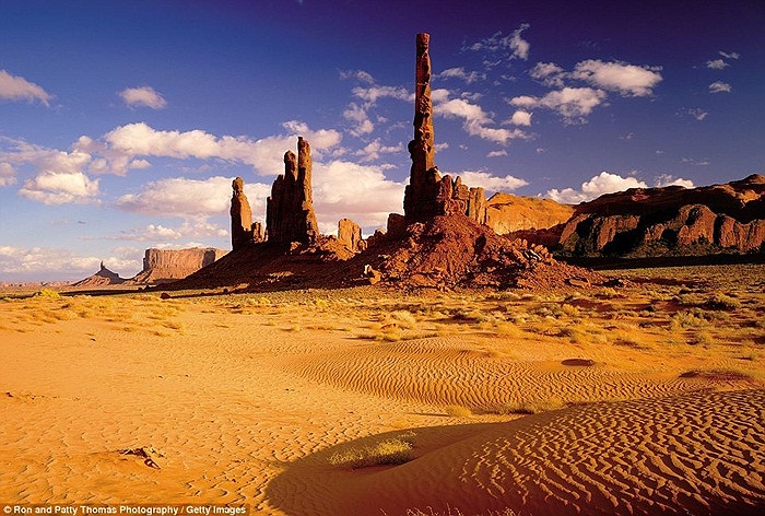 Thung lũng tháp đá đỏ ở biên giới Arizona và Utah, Mỹ