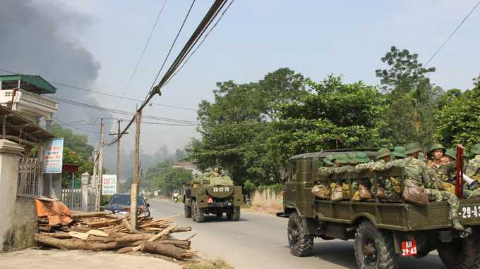 Nhiều xe quân đội tiếp tục đến cứu hộ vụ nổ pháo hoa. Ảnh: TTO