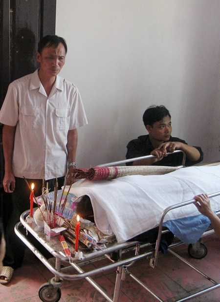 Người nhà xót xa bên thi thể nạn nhân vụ nổ. Ảnh: Kiến thức