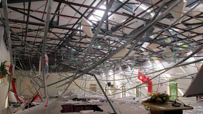 Hội trường Nhà văn hóa của Xí nghiệp 4 tốc hết mái do sức ép vụ nổ. Ảnh: TTO