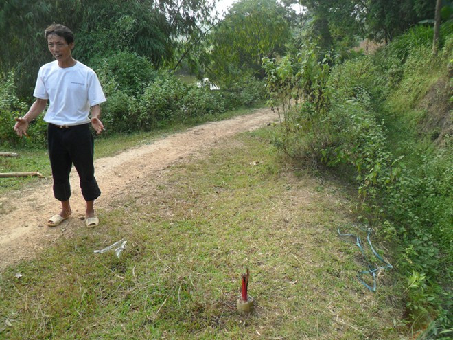 Anh Nguyễn Văn Hải kể lại vụ việc tại nơi xảy ra tai nạn thương tâm. 