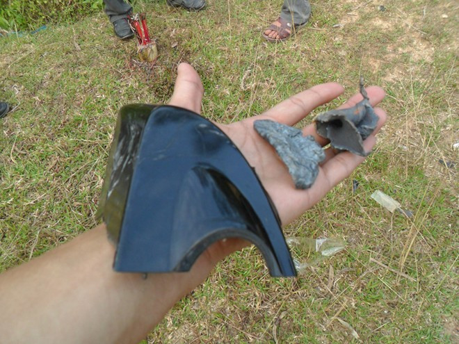  Mảnh nhựa xe máy và các mẩu sắt vụn từ nhà máy văng ra còn lại ở hiện trường.