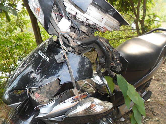  Chiếc xe máy của anh Thương bị hư hỏng khá nặng do thanh sắt văng vào.