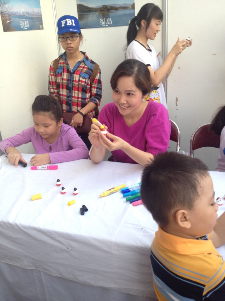 Không chỉ các em nhỏ mà cả người lớn cũng rất hứng thú với việc tô tượng sáp.