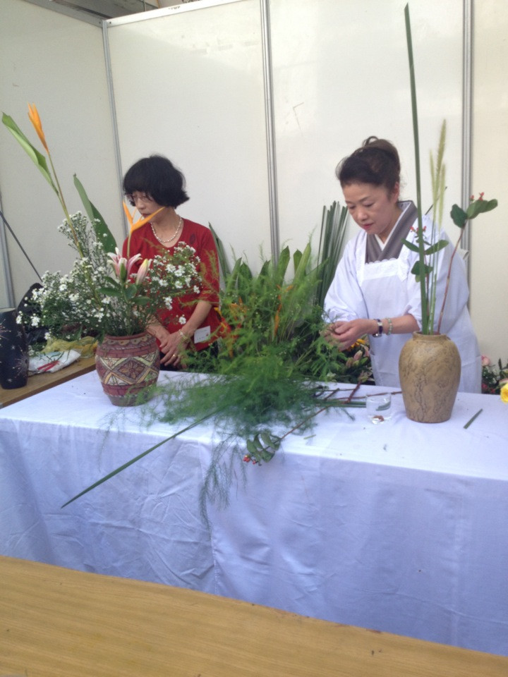 Màn cắm hoa nghệ thuật được nghệ nhân Nhật Bản hướng dẫn tạo ấn tượng cho mọi người