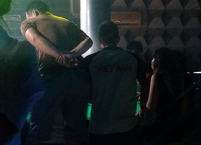 Cầu thủ Việt Nam bay đêm
