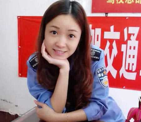 Nữ cán bộ xinh đẹp mê hoặc những người bán hàng rong