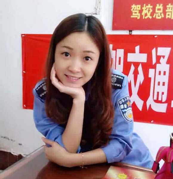 Nữ cảnh sát Trung Quốc xinh như hot girl