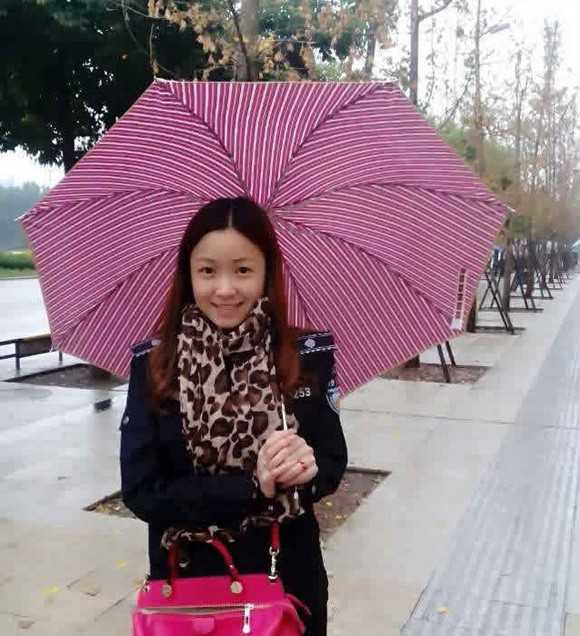 Nữ cảnh sát Trung Quốc xinh như hot girl