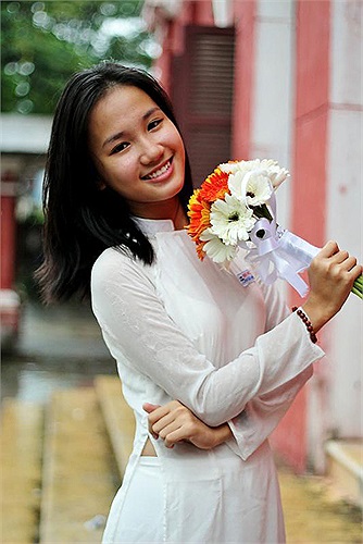 Nguyễn Xuân Nhật Hà, sinh năm 1996, từng là một cô bạn năng nổ của lớp Anh 1 trường THPT chuyên Quốc học Huế. Cô bạn thường xuyên xuất hiện trong vai trò MC cho các sự kiện, buổi giao lưu trò chuyện với học sinh quốc tế của trường.