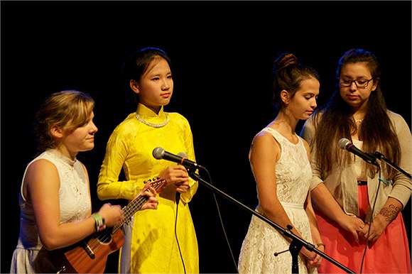 Đặc biệt, cô bạn rất yêu thích tà áo dài Việt Nam và luôn tự hào khi diện trang phục này khi biểu diễn hay trong các lễ hội có đông đảo bạn bè đến từ nhiều nơi khác nhau.