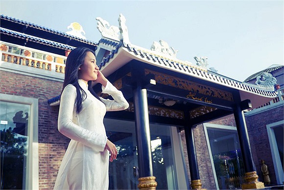 Nhật Hà luôn tự tin khi mang trên mình tà áo dài truyền thống Việt Nam trong các buổi lễ của bạn bè quốc tế. 