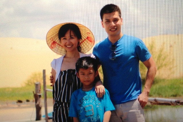 Nữ PGS Nguyễn Ngọc Lưu Ly trẻ trung bên cạnh chồng và con trai lớn