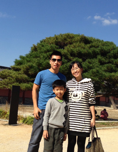 Hai vợ chồng nữ Phó giáo sư Nguyễn Ngọc Lưu Ly và cậu con trai 8 tuổi