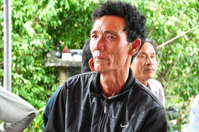 Nữ phóng viên Nguyễn Thị Hồng Sen (áo hồng) 