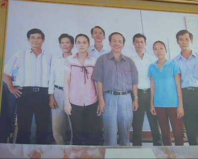 Nữ phóng viên Nguyễn Thị Hồng Sen (áo hồng) 