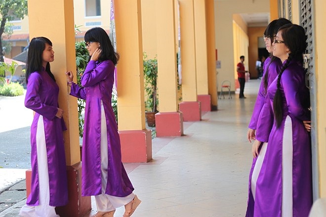 Trường THPT Nguyễn Thị Minh Khai còn được biết đến với cái tên trường nữ sinh Áo Tím. Nhân ngày kỷ niệm trường tròn 100 tuổi, các nữ sinh của trường lại diện áo dài tím một thời. 