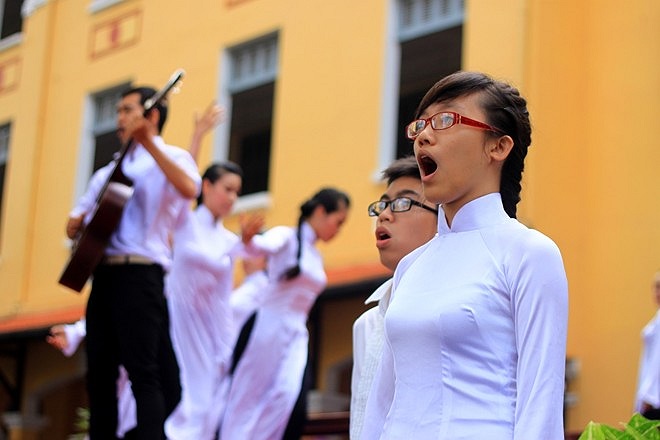 Nội dung theo từng thời kì lịch sử từ trường nữ sinh GIa Long, nữ sinh Áo Tím đến trường THPT Nguyễn Thị Minh Khai. 