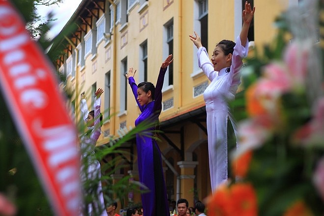 Mỗi thời kì, đều được dàn dựng bằng tiết mục văn nghệ lôi cuốn, liên tục.