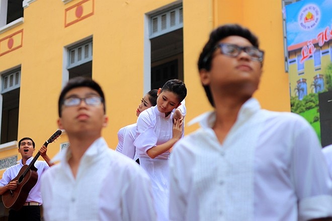 Các ca khúc truyền thống của trường được hát vang. 