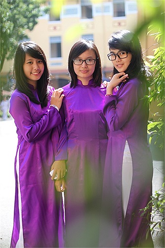 Vẽ tươi tắn, dịu dàng trong nắng mai với màu áo tím. 