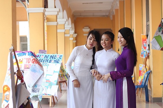 Ngày nay nữ sinh trường không còn mặc áo dài tím, mà thay bằng váy tím và áo dài.Nhưng kí úc, truyền thống sự tự hào về trường nữ sinh áo tím vẫn được các thế hệ học trò lưu giữ. 