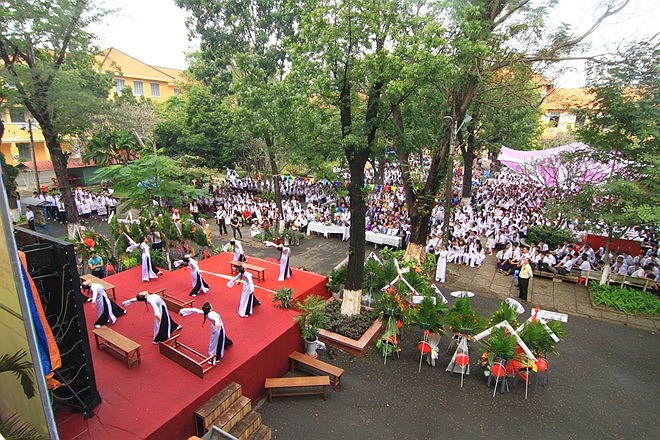 Điểm nhấn của ngày hội là các tiết mục văn nghệ hoạt cảnh. Từ sáng sớm, nhiều khách mời, cựu học sinh và học sinh đã tề tựu đông đủ dưới sân trường. 