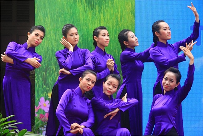 Các tiết mục văn nghệ, hoạt cảnh xuyên suốt theo chiều dài lịch sử 1 thế kỉ trường hình thành, phát triển. 