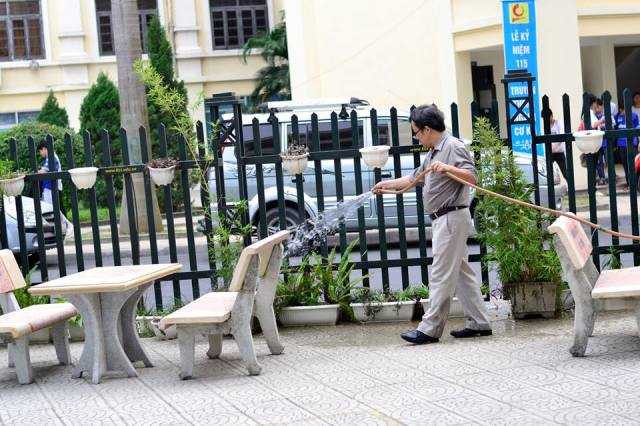 Ông Nguyễn Thanh Tùng – Trưởng khoa Đào tạo Hợp tác Quốc tế tưới cây hưởng ứng Ngày hội Không gian xanh.